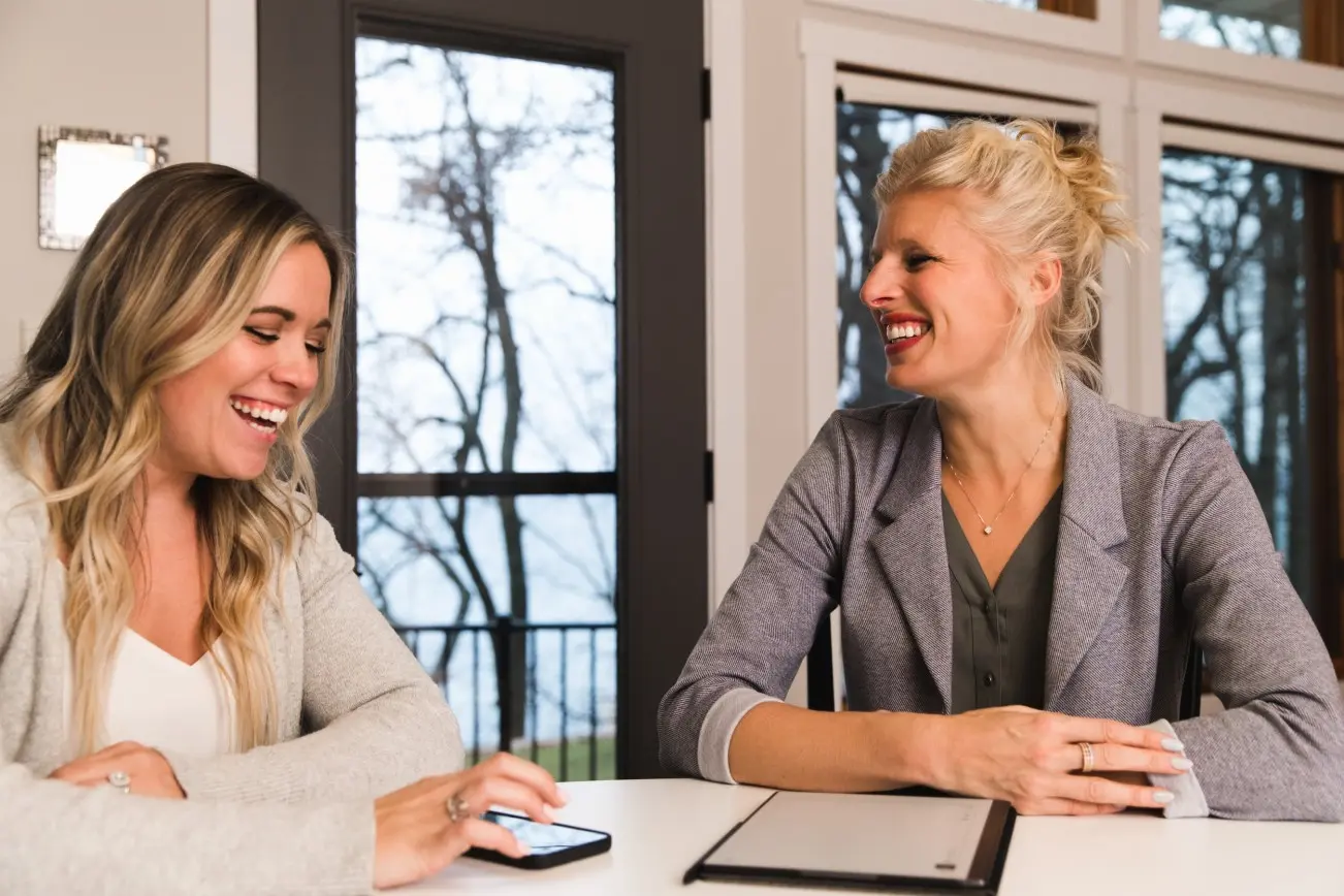 duas mulheres bem humoradas conversando